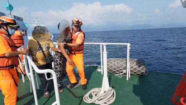 海巡即刻馳援　恆春海巡隊成功接駁外籍漁工緊急送醫1